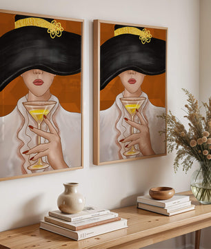 Femme avec un chapeau noir orné d’une touche dorée tenant un verre à cocktail