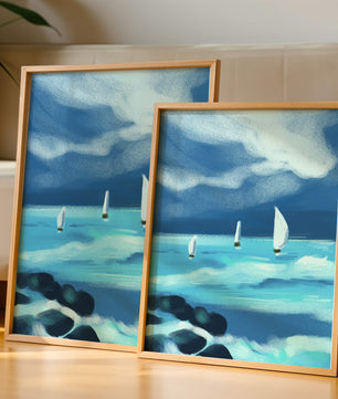 Paisaje marino con veleros navegando olas azules bajo un cielo dramático