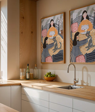 Escena interior acogedora con mujeres, gatos y elementos decorativos