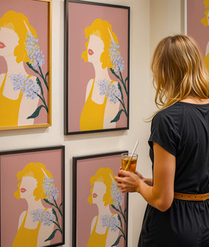 Retrato de una mujer con cabello amarillo y elementos florales sobre fondo rosa