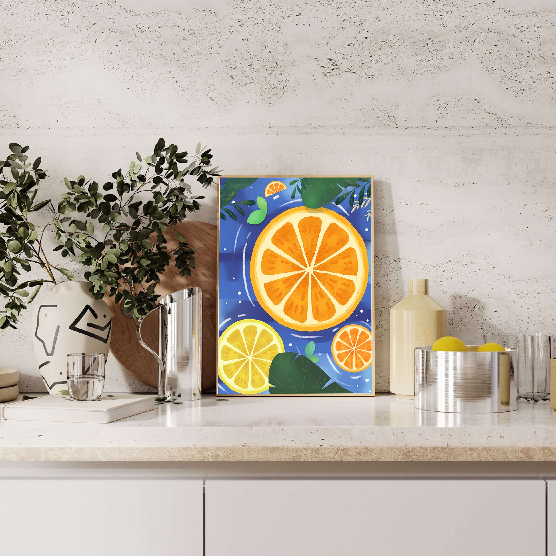 Rodajas de cítricos coloridas sobre fondo azul con hojas tropicales