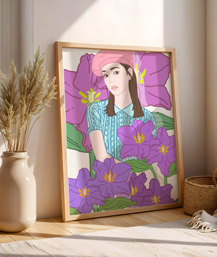 Jeune femme au béret rose avec illustration de fleurs violettes