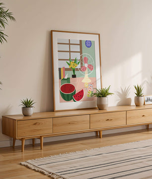 Nature morte sur le thème de l'été avec pastèque, éventail et fleurs dans un intérieur lumineux