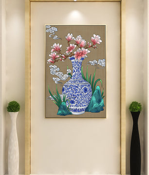 Arreglo floral elegante en un jarrón de porcelana azul y blanco con magnolias