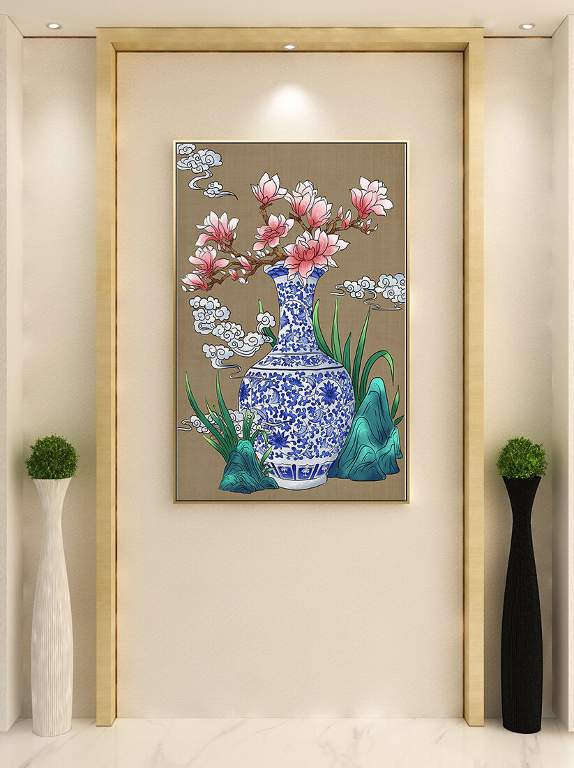 Elegante arreglo floral en jarrón de porcelana azul y blanca con magnolias.
