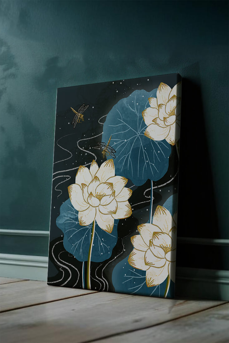 Lotusblumen und Libellen in einer sternenklaren Nacht mit goldenen Akzenten