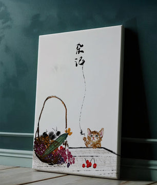 Juguetón gatito con frutas y arte de caligrafía