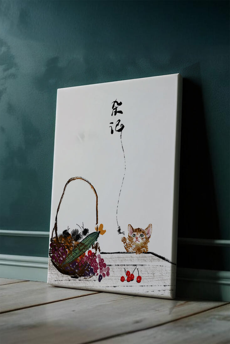Juguetón gatito con frutas y arte de caligrafía