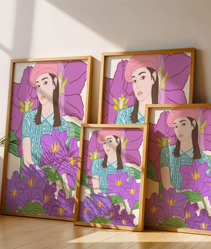 Jeune femme au béret rose avec illustration de fleurs violettes