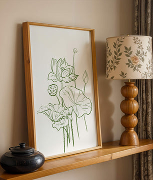 Botanische Illustration einer Lotusblume mit grüner Strichzeichnung auf weißem Hintergrund