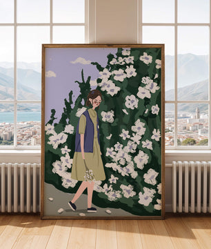 Mujer caminando junto a un arbusto de flores blancas exuberante en un día soleado
