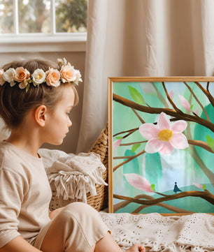 Obra floral serena con una gran flor rosa en las ramas de un árbol