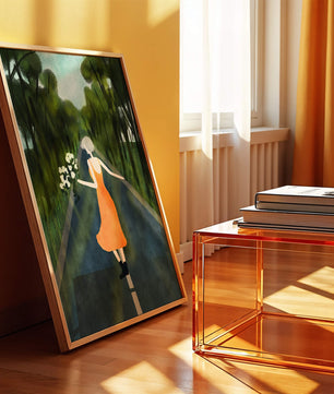 Femme en robe orange marchant sur une route avec des fleurs dans la forêt