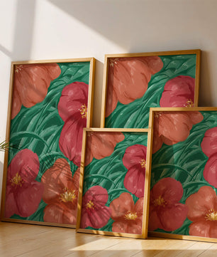 Lebendige Blumenkomposition mit roten und orangefarbenen Blüten auf grünem Laub