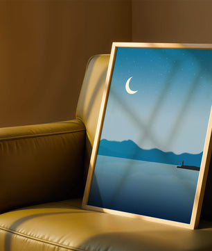 Paisaje Nocturno Sereno con Luna Creciente y Faro