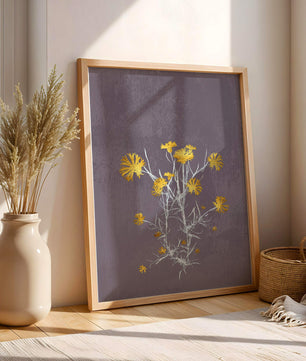 Gelbe Blumen vor einem strukturierten violetten Hintergrund