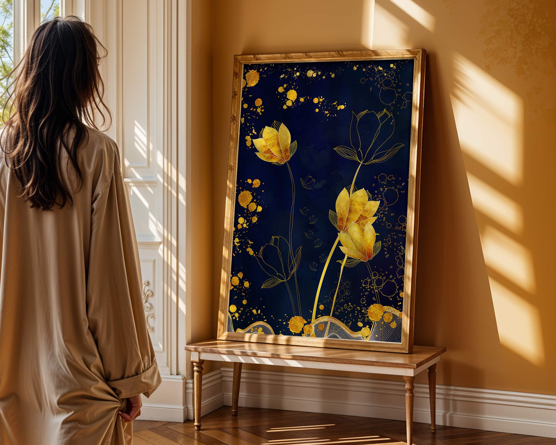 Diseño floral elegante con flores doradas sobre fondo azul marino