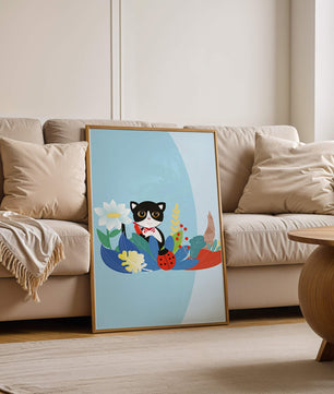 Ilustración de un gato con mariquita y flores sobre fondo azul claro