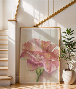 Flor rosa vibrante con acentos dorados en estilo abstracto