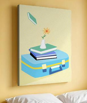 Naturaleza muerta colorida con libros, jarrón de flores y maleta