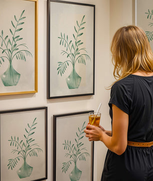 Illustration minimaliste à l’aquarelle de feuilles vertes dans un vase en verre