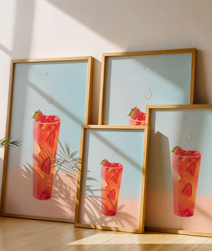 Refrescante bebida de fresa con rodajas flotantes sobre un fondo pastel