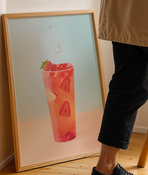 Refrescante bebida de fresa con rodajas flotantes sobre un fondo pastel