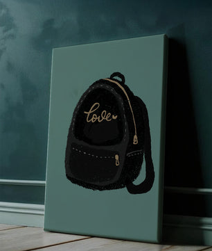 Elegante mochila negra con detalles dorados e inscripción de amor