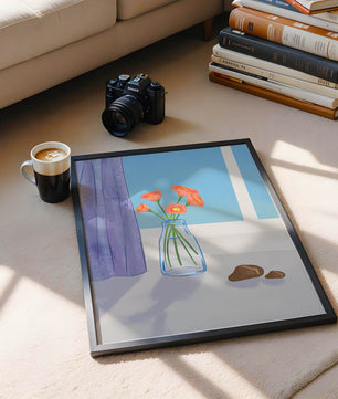 Jarrón con flores naranjas junto a una ventana con cortinas moradas