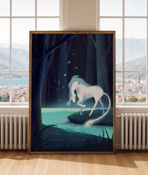 Escena nocturna encantadora con un unicornio junto a un arroyo del bosque