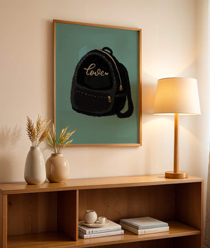 Elegante mochila negra con detalles dorados e inscripción de amor