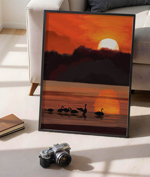 Ruhiger Sonnenuntergang über einem See mit Schwanensilhouette