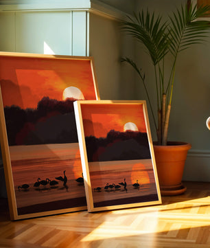 Ruhiger Sonnenuntergang über einem See mit Schwanensilhouette
