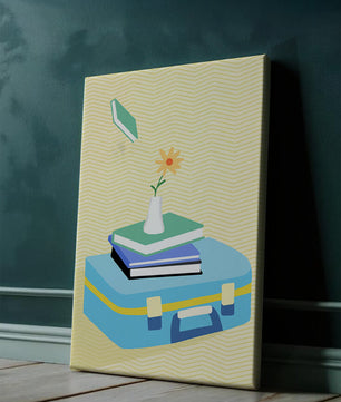 Naturaleza muerta colorida con libros, jarrón de flores y maleta