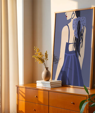 Stilvolle Illustration einer Frau mit gepunkteter Schleife und blauem Kleid
