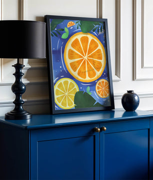 Rodajas de cítricos coloridas sobre fondo azul con hojas tropicales