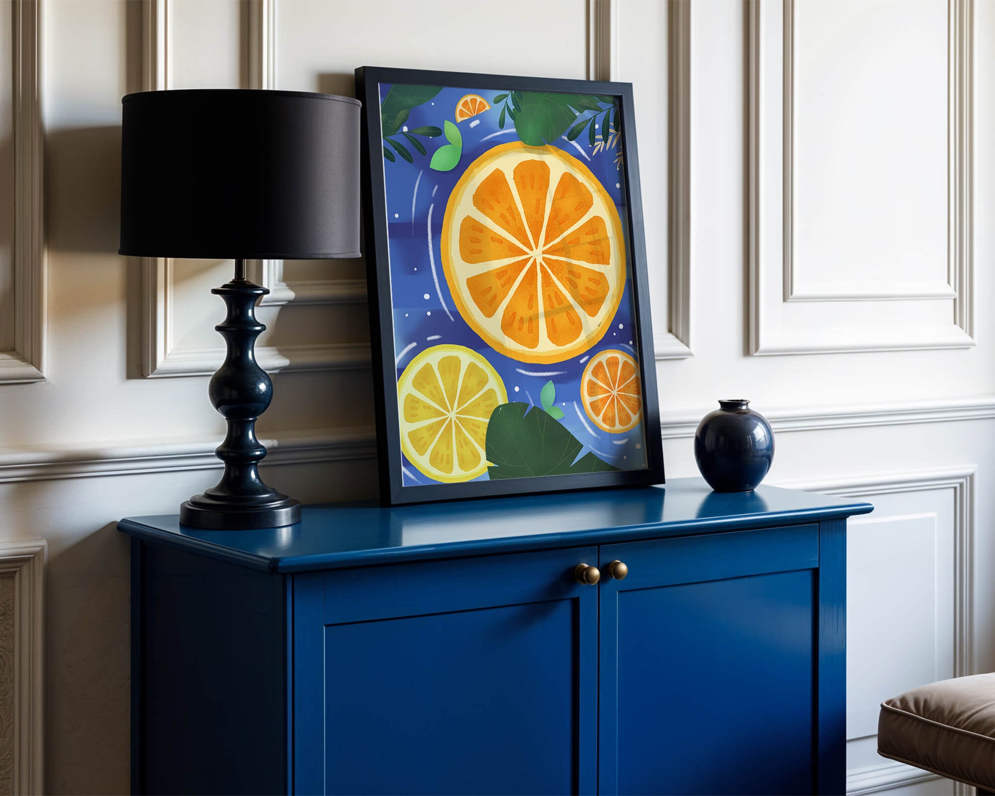 Rodajas de cítricos coloridas sobre fondo azul con hojas tropicales