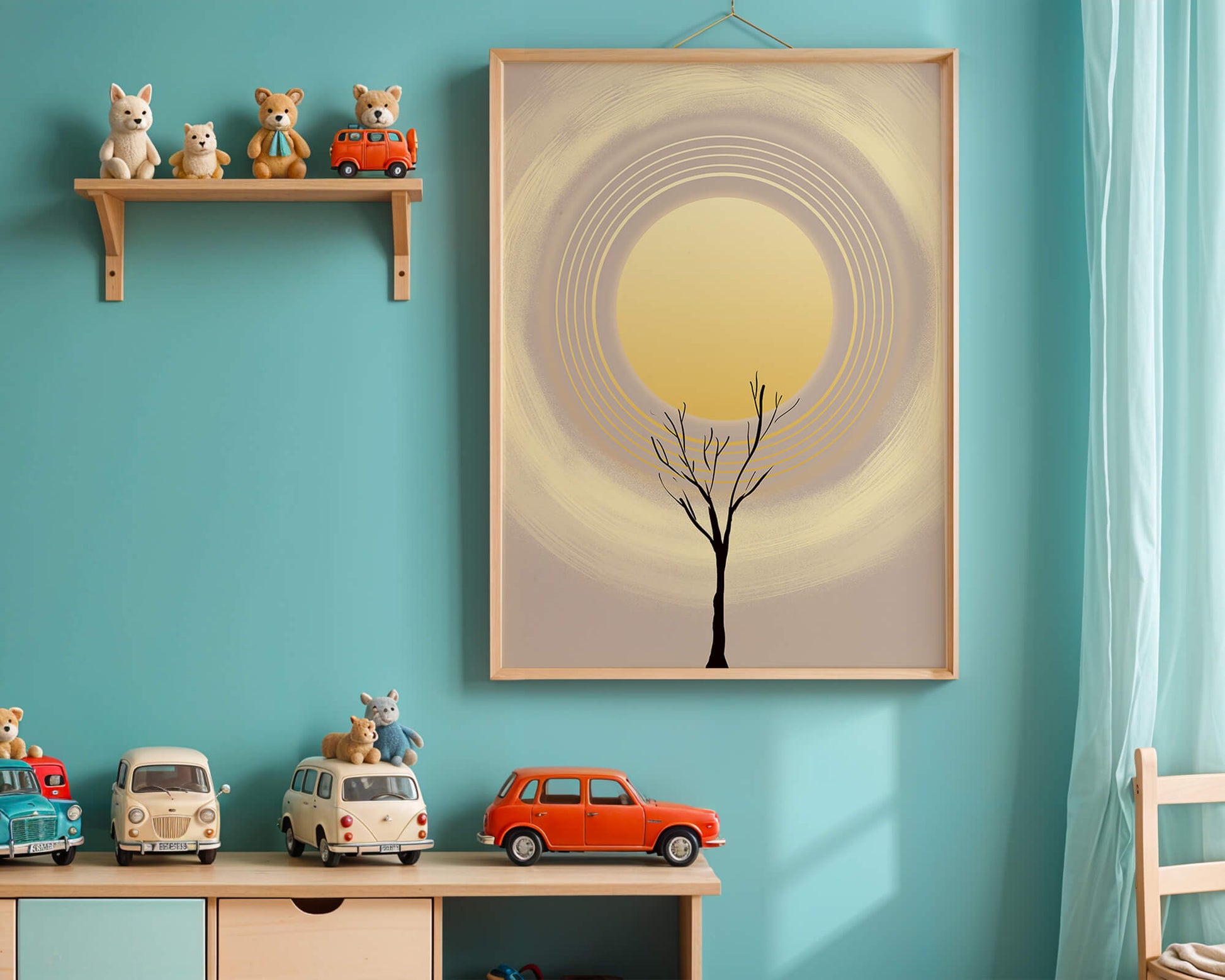 Silueta estilizada de un árbol con círculos concéntricos y un sol grande