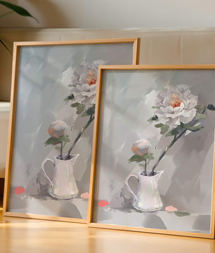 Elegantes peonías blancas en una jarra de cerámica con fondo pastel suave