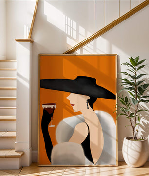 Femme élégante avec un chapeau noir et une fourrure blanche avec un verre de vin