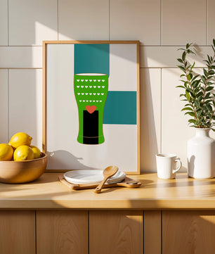 Jarrón verde con patrón de corazón y diseño minimalista