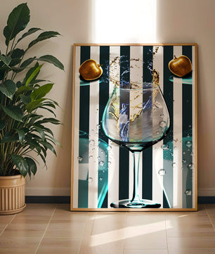 Elegante copa de champán con manzanas doradas y fondo a rayas