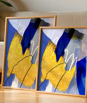 Pintura abstracta azul y amarilla con detalles dorados