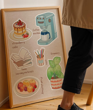 Elementos esenciales del hogar acogedor que incluyen pastel de fresa, cafetera y materiales de estudio