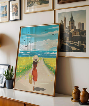 Mujer con vestido rojo caminando por el campo bajo un cielo azul claro
