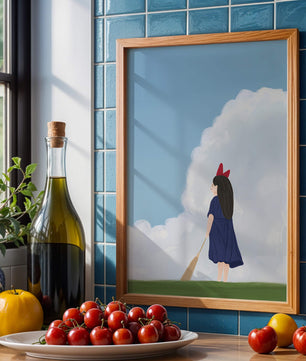 Junges Mädchen steht auf Gras mit Besen unter blauem Himmel