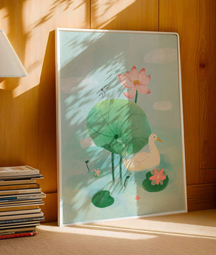 Eine ruhige Teichszene mit einer Ente, Lotusblumen und Seerosenblättern 
