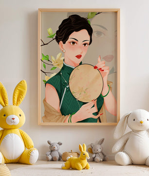 Mujer elegante con vestido tradicional sosteniendo un abanico decorativo con flores de magnolia