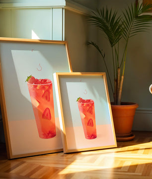 Refrescante bebida de fresa con rodajas flotantes sobre un fondo pastel