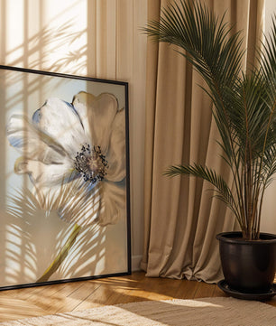 Art captivant de fleurs blanches avec des nuances de bleu sur un fond pastel